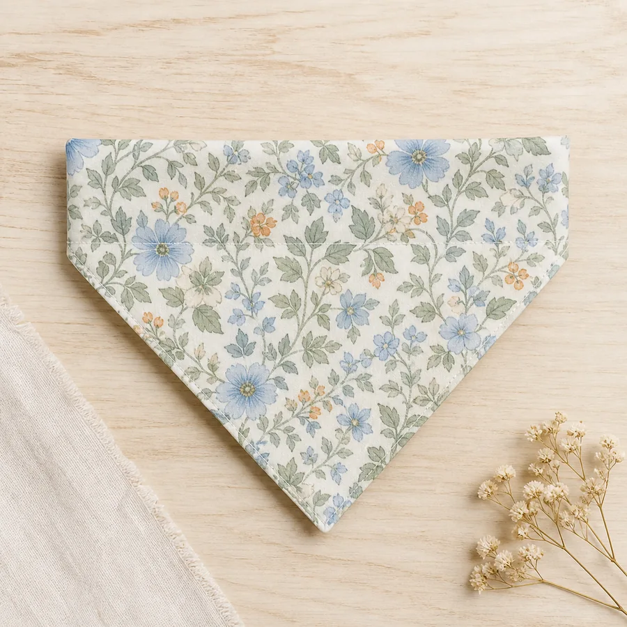 Bandana pour chien cousu dans un tissu fleuri pastel