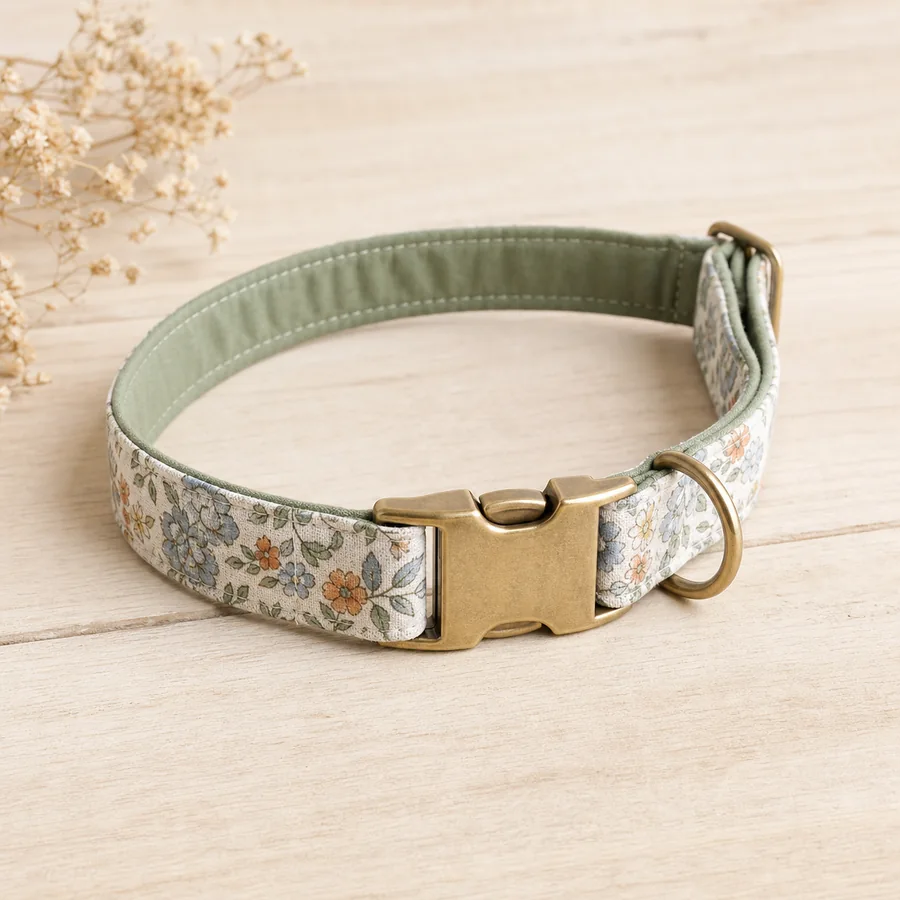 Collier pour chien fleuri avec boucle couleur laiton